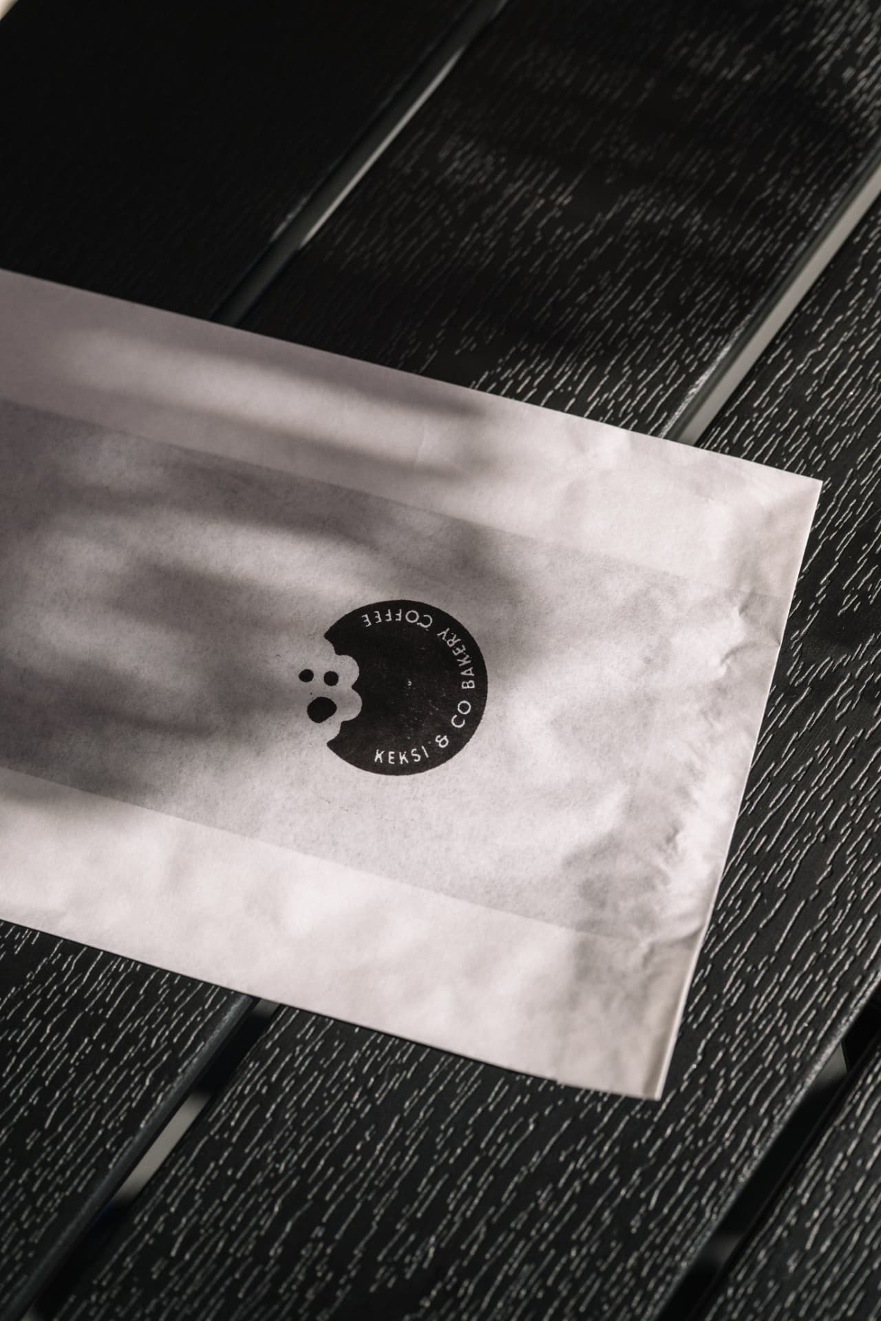 A paper Keksi & Co bag with the logo stamped on it