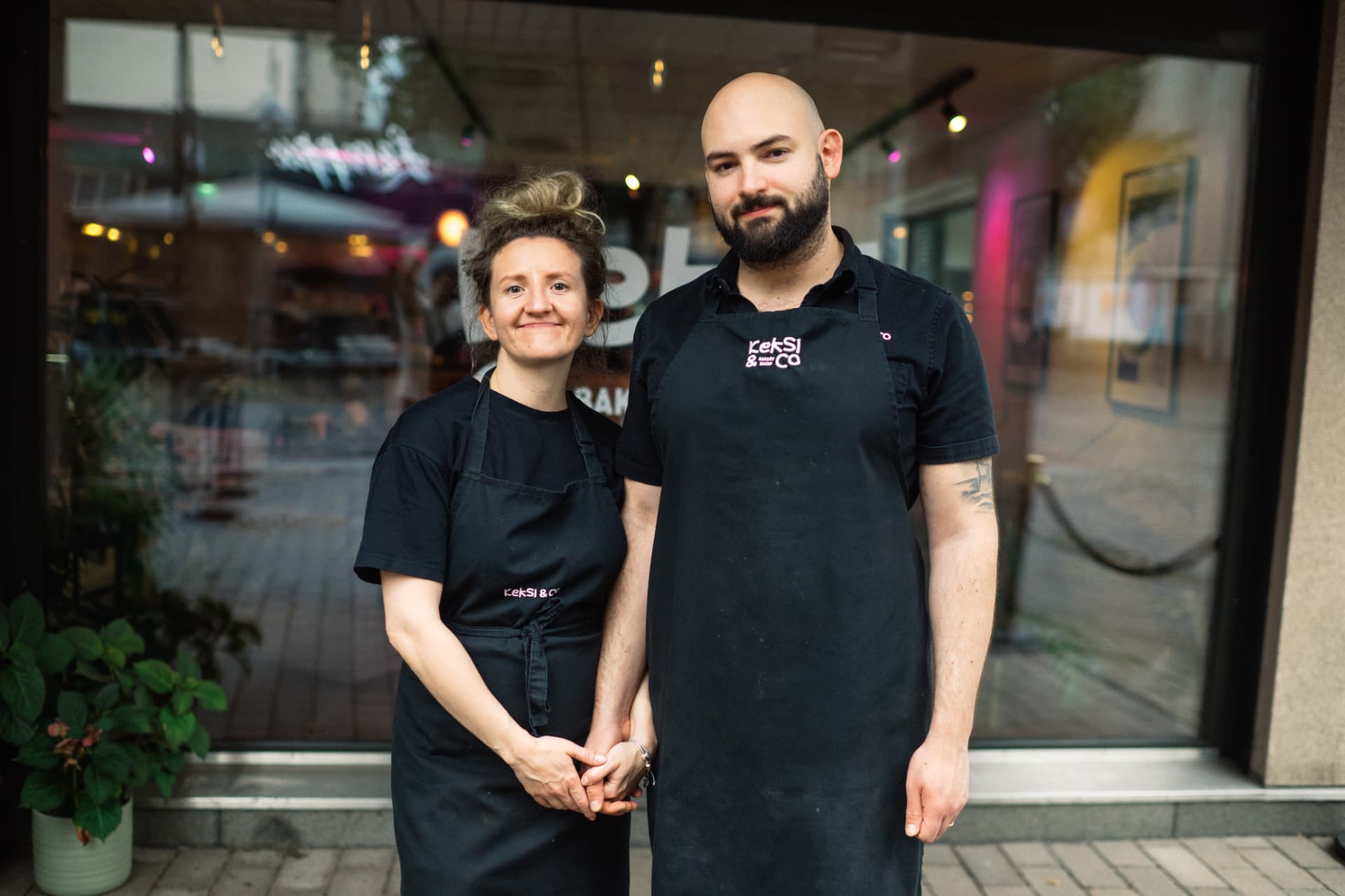Alisa and Erik, the founders of Keksi & Co, in the café