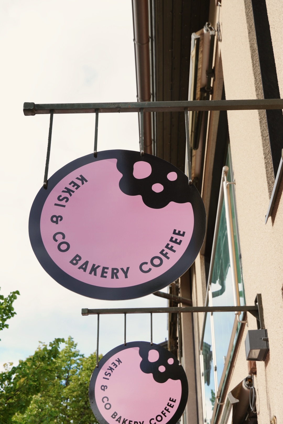 The pink Keksi & Co café sign