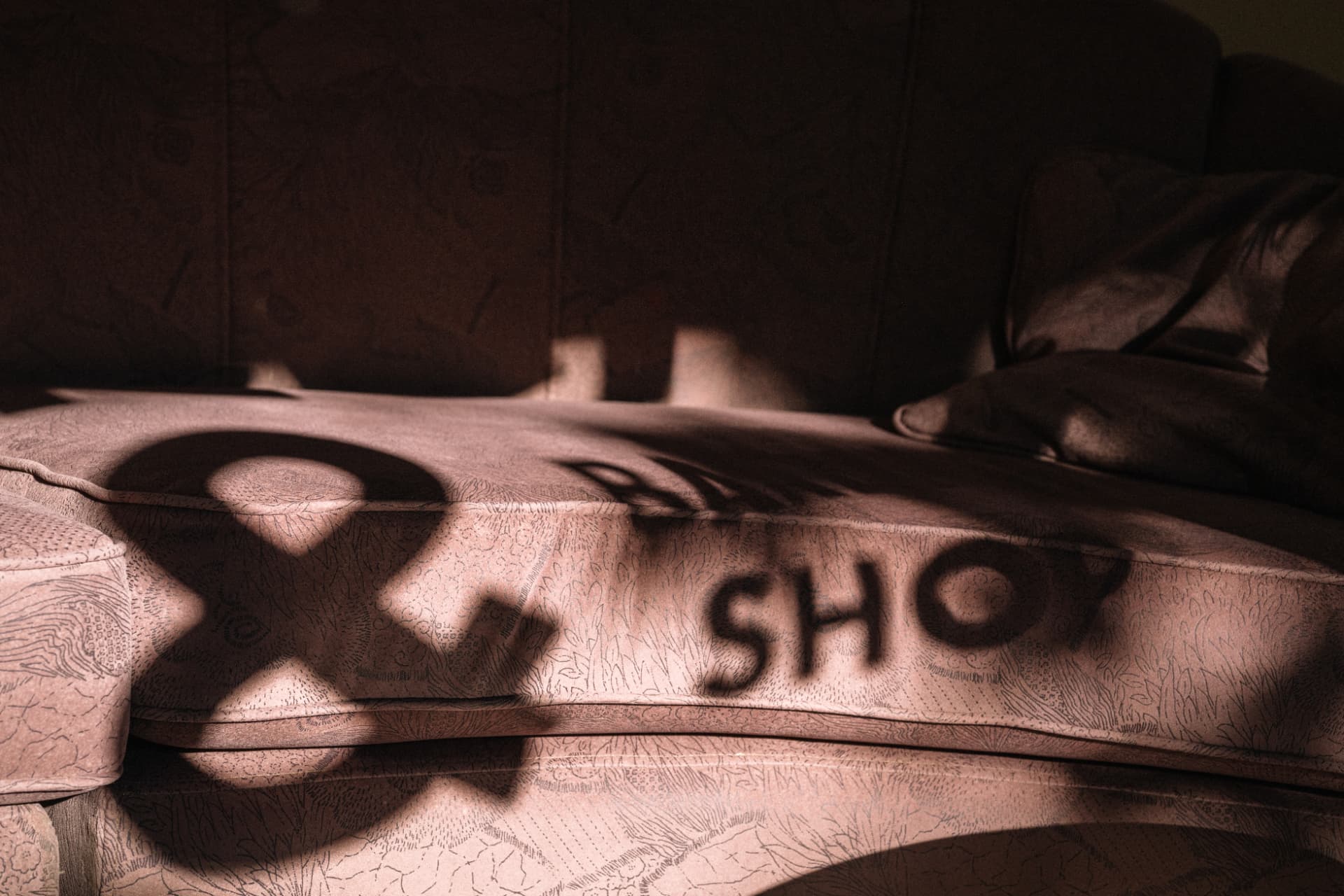 Keksi & Co — pink sofa with logo shadow